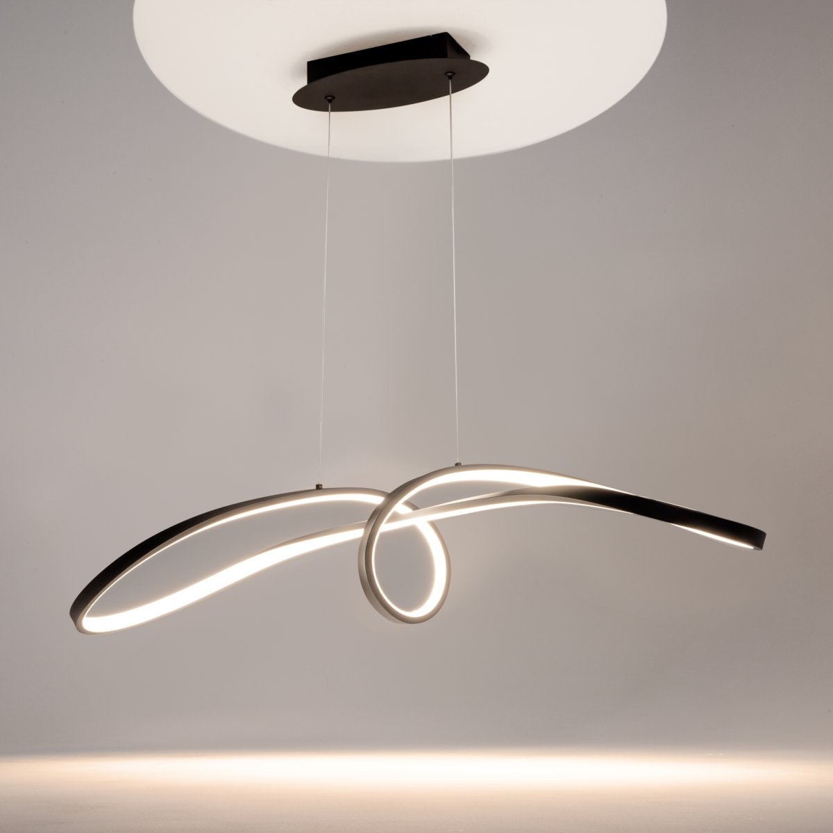 Curve 92cm Svart Taklampe Fra Maytoni - Curve blir en imponerende funksjon i ethvert moderne interiør og setter tonen for et stilig og sofistikert hjem.