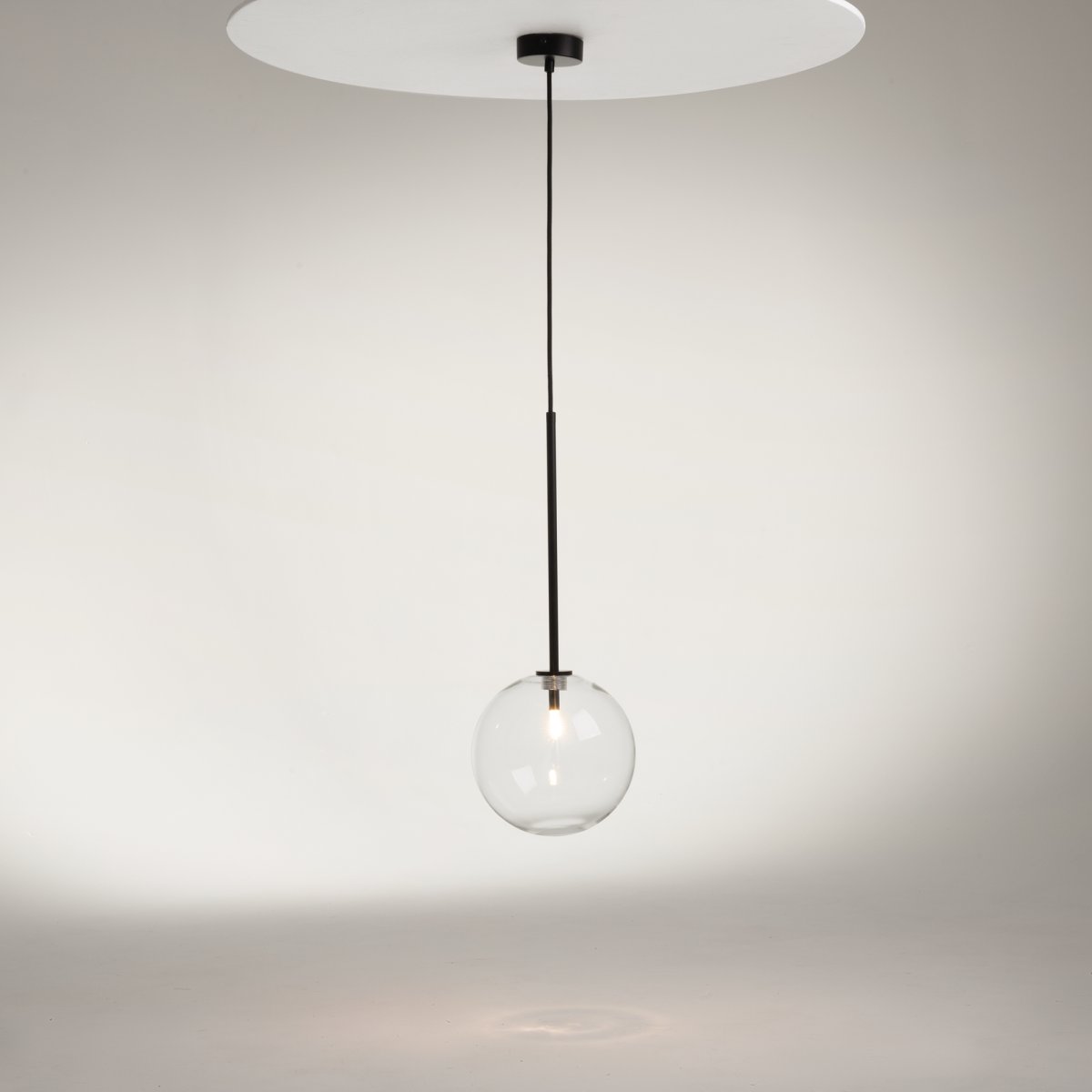 Mood Ø20 Svart Taklampe Fra Maytoni - Mood pendel er en elegant og sofistikert lampe som gir inntrykk av en flytende lyskule i rommet.