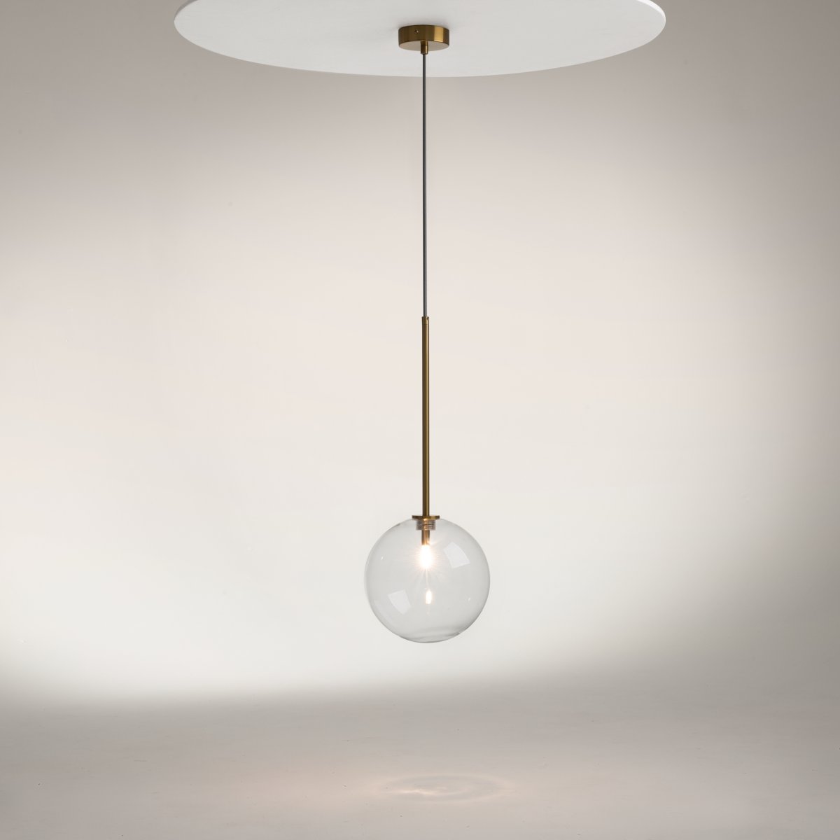 Mood Ø20 Messing Taklampe Fra Maytoni - Mood pendel er en elegant og sofistikert lampe som gir inntrykk av en flytende lyskule i rommet.