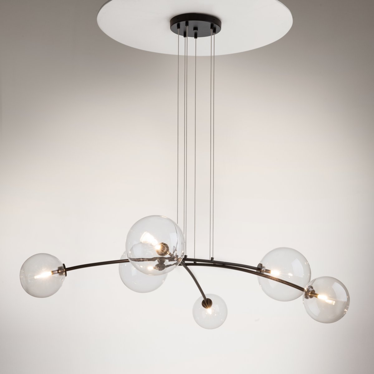 Mood 130cm Svart Taklampe Fra Maytoni - Denne modellen kombinerer metallrammer og justerbare kabler for &aring; gi en f&oslash;lelse av letthet og raffinement.