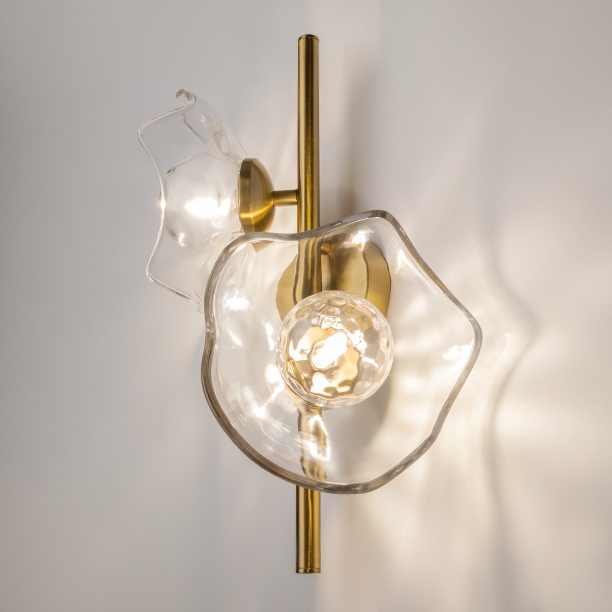Miracle 2 Messing vegglampe Fra Maytoni - Miracle vegglampe er inspirert av japanske graveringer fra 1800-tallet og kombinerer orientalske kunstneriske teknikker med vestlig art deco-stil.