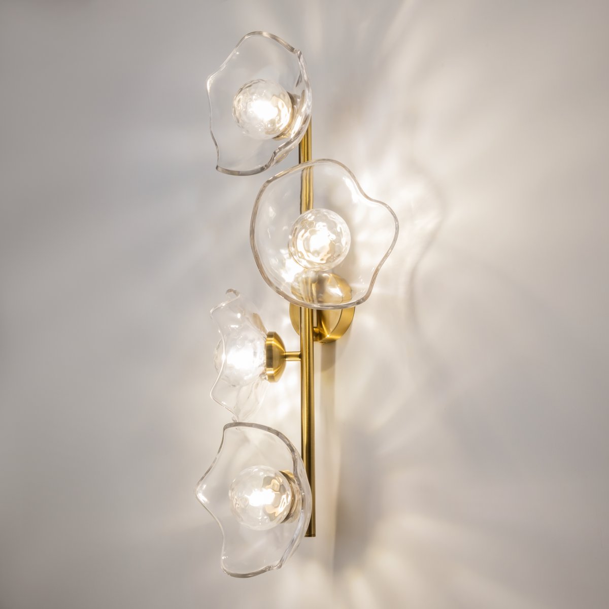 Miracle 4 Messing vegglampe Fra Maytoni - Miracle vegglampe er inspirert av japanske graveringer fra 1800-tallet og kombinerer orientalske kunstneriske teknikker med vestlig art deco-stil.