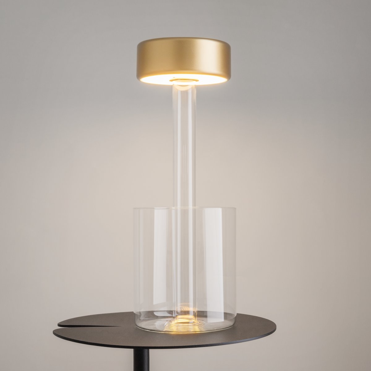 AI Collaboration 35cm Gull bærbar Fra Maytoni - Lampen er tilgjengelig i tv&aring; utførelse: med en tynn metallstang på; en flat rund bunn eller med en glassbunn som integrerer en vase.