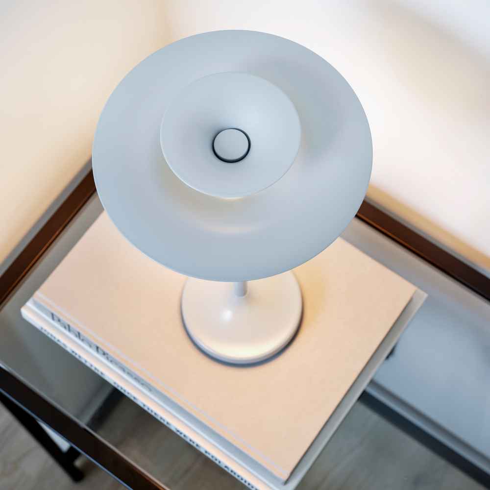 Picasso 35cm Isblått bordlampe Fra Belid - Fargene gifter seg meget behagelig med naturlige interi&oslash;rstiler, men ogs&aring; mer grafiske interi&oslash;rstiler, hvor man &oslash;nsker en passende fremtoning av interi&oslash;rdetaljene.