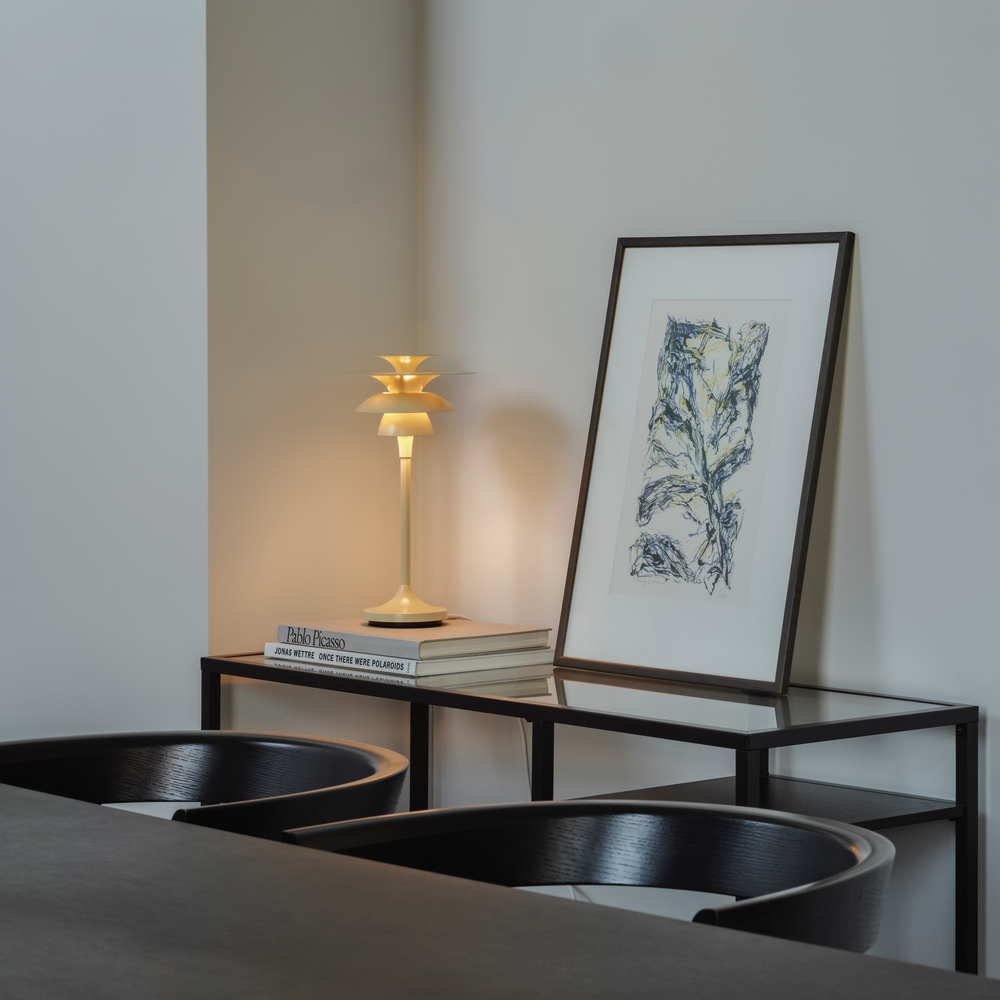 Picasso 35cm Lett honning bordlampe Fra Belid - Fargene gifter seg meget behagelig med naturlige interi&oslash;rstiler, men ogs&aring; mer grafiske interi&oslash;rstiler, hvor man &oslash;nsker en passende fremtoning av interi&oslash;rdetaljene.