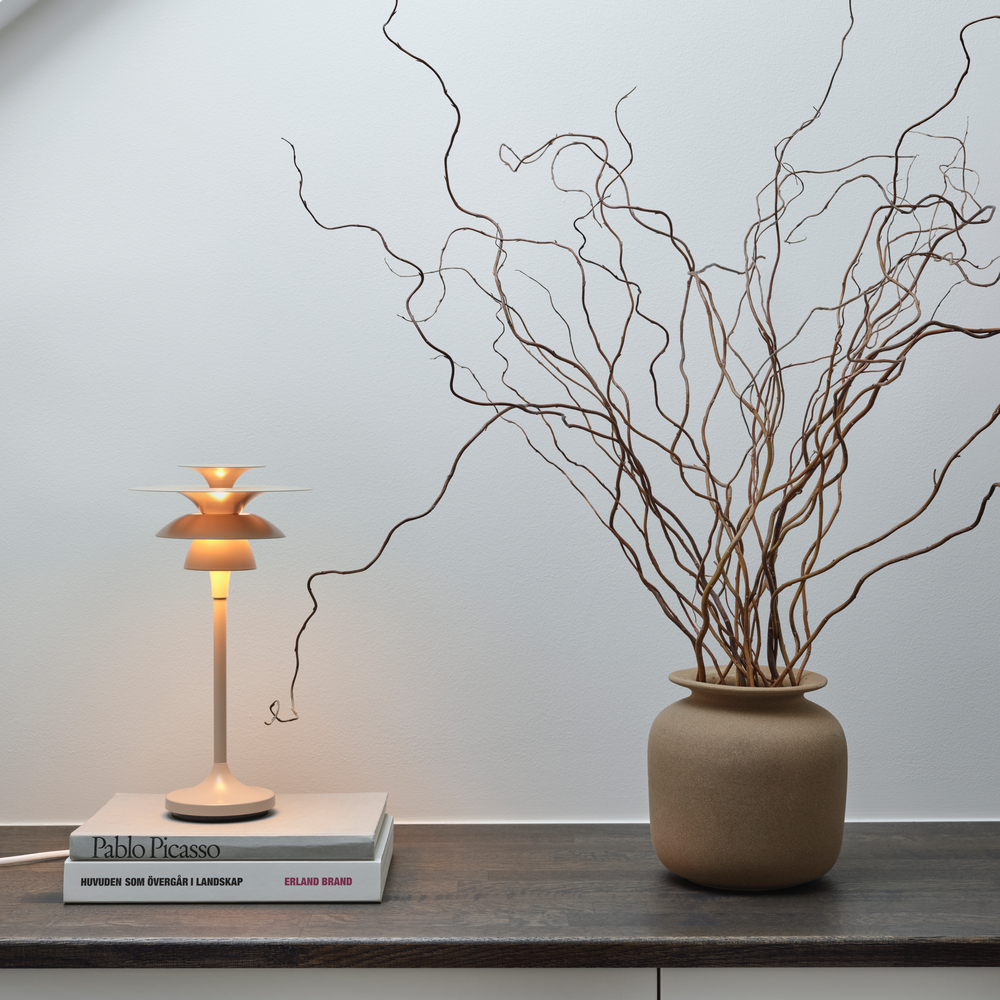 Picasso 35cm Nougat bordlampe Fra Belid - Fargene gifter seg meget behagelig med naturlige interi&oslash;rstiler, men ogs&aring; mer grafiske interi&oslash;rstiler, hvor man &oslash;nsker en passende fremtoning av interi&oslash;rdetaljene.