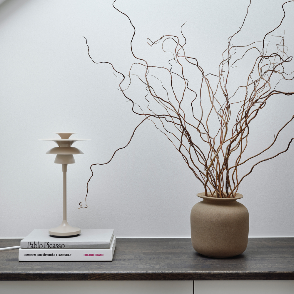 Picasso 35cm Nougat bordlampe Fra Belid - Fargene gifter seg meget behagelig med naturlige interi&oslash;rstiler, men ogs&aring; mer grafiske interi&oslash;rstiler, hvor man &oslash;nsker en passende fremtoning av interi&oslash;rdetaljene.