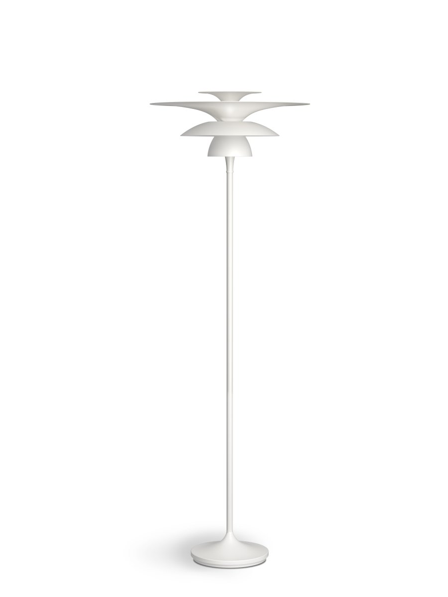 Picasso Ø50 Matt hvit gulvlampe Fra Belid - Laget utelukkende av metall, utstr&aring;ler den b&aring;de styrke og holdbarhet, mens den slanke formen p&aring; 149 cm gir et moderne og sofistikert uttrykk.