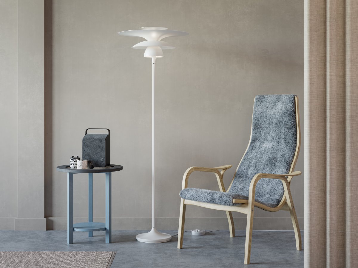Picasso Ø50 Matt hvit gulvlampe Fra Belid - Laget utelukkende av metall, utstr&aring;ler den b&aring;de styrke og holdbarhet, mens den slanke formen p&aring; 149 cm gir et moderne og sofistikert uttrykk.