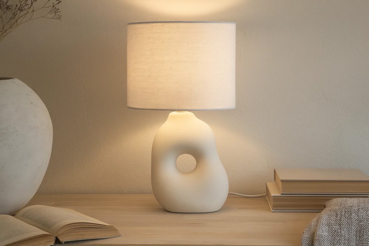 Pikazo 45cm Beige bordlampe Fra Lampan - Pikazo bordlampe i beige har en skulpturell keramisk base med dekorative h&aring;r og en matchende, oval linskjerm.