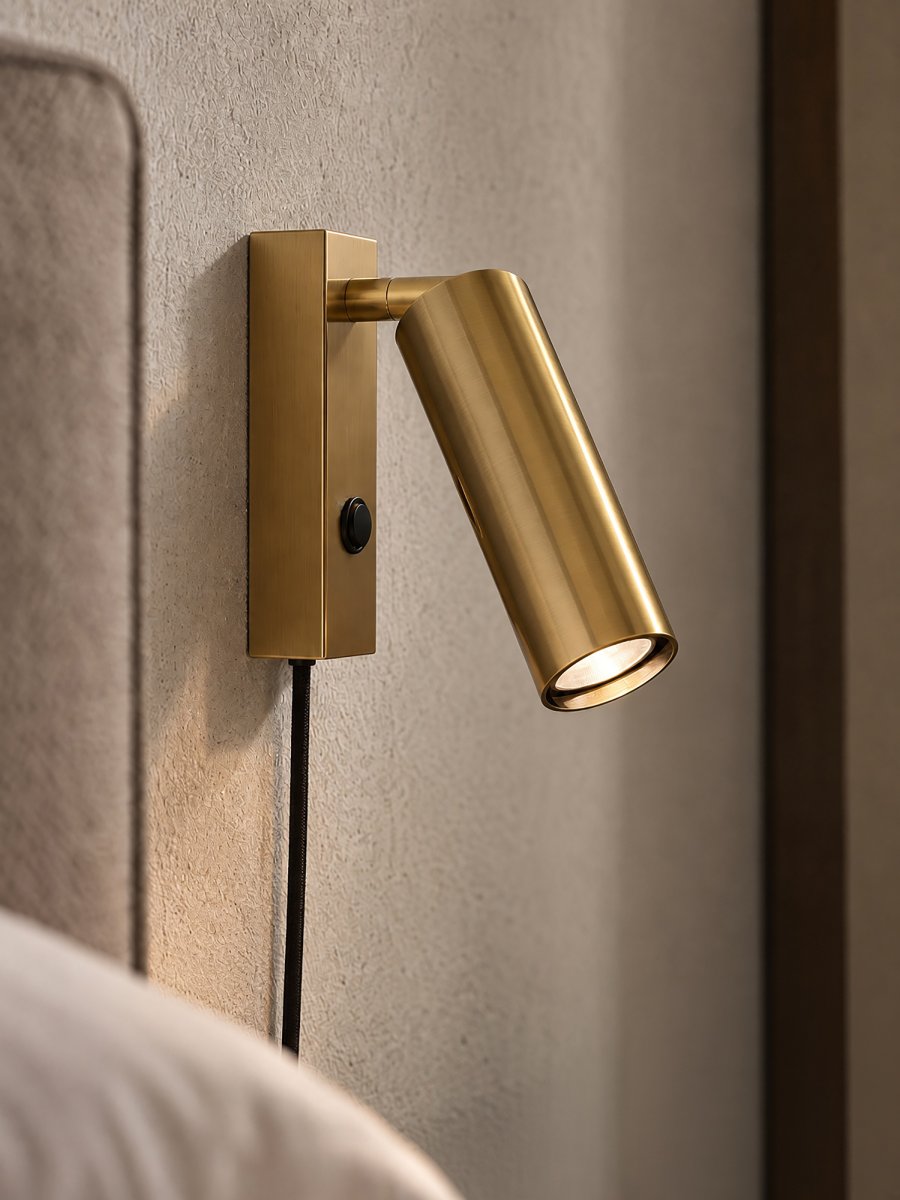 Pipeline Messing leselampe Fra Herstal - Lampen sprer et godt og rettet lys, noe som gj&oslash;r den perfekt som nattbordslampe eller som funksjonell belysning i andre deler av hjemmet.