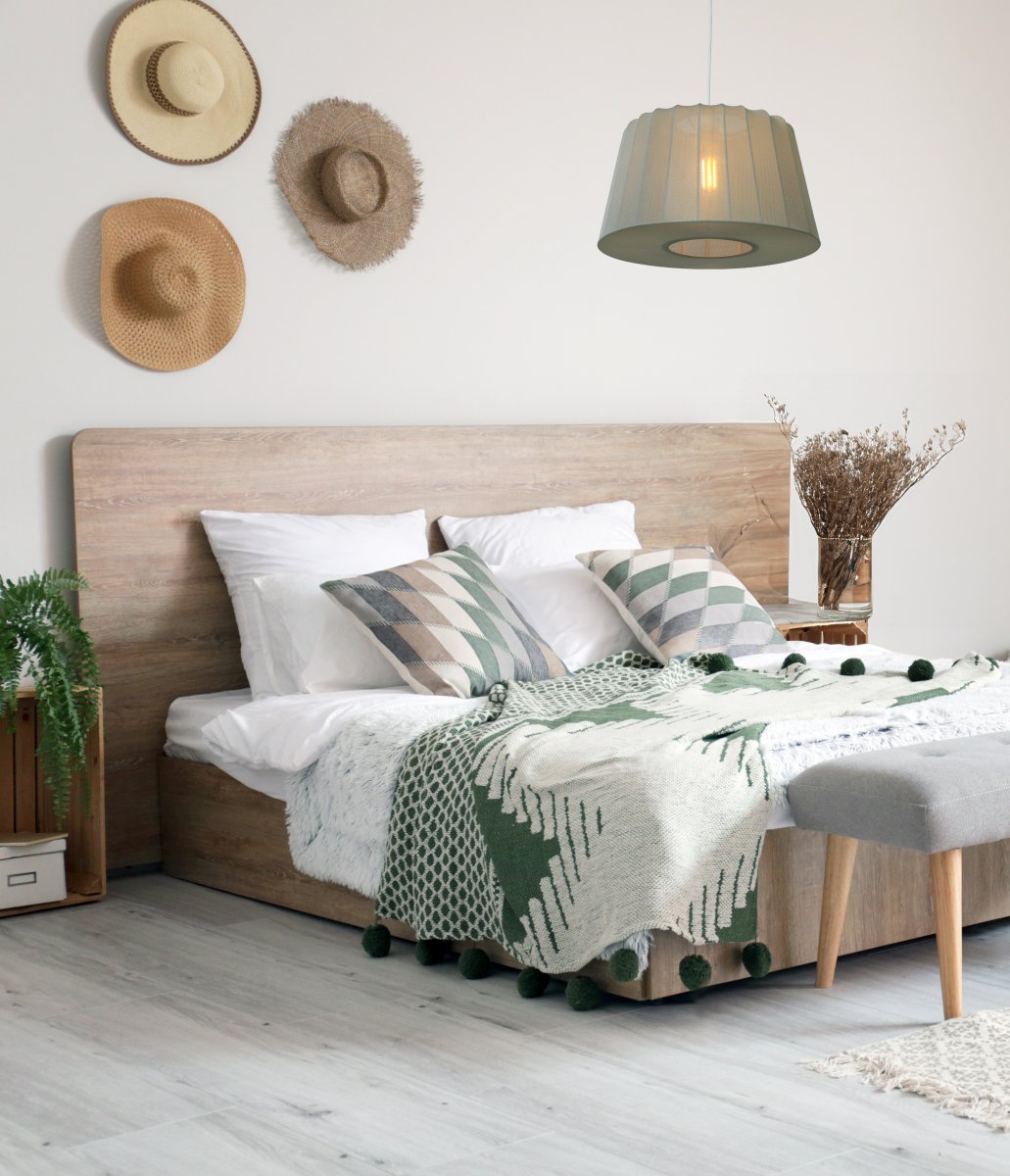 Abril Ø45 Beige Taklampe Fra Aneta Lighting - Den vakre taklampen Abril er trukket i fint stretchstoff som filtrerer og sprer lyset p&aring; en behagelig m&aring;te i rommet.