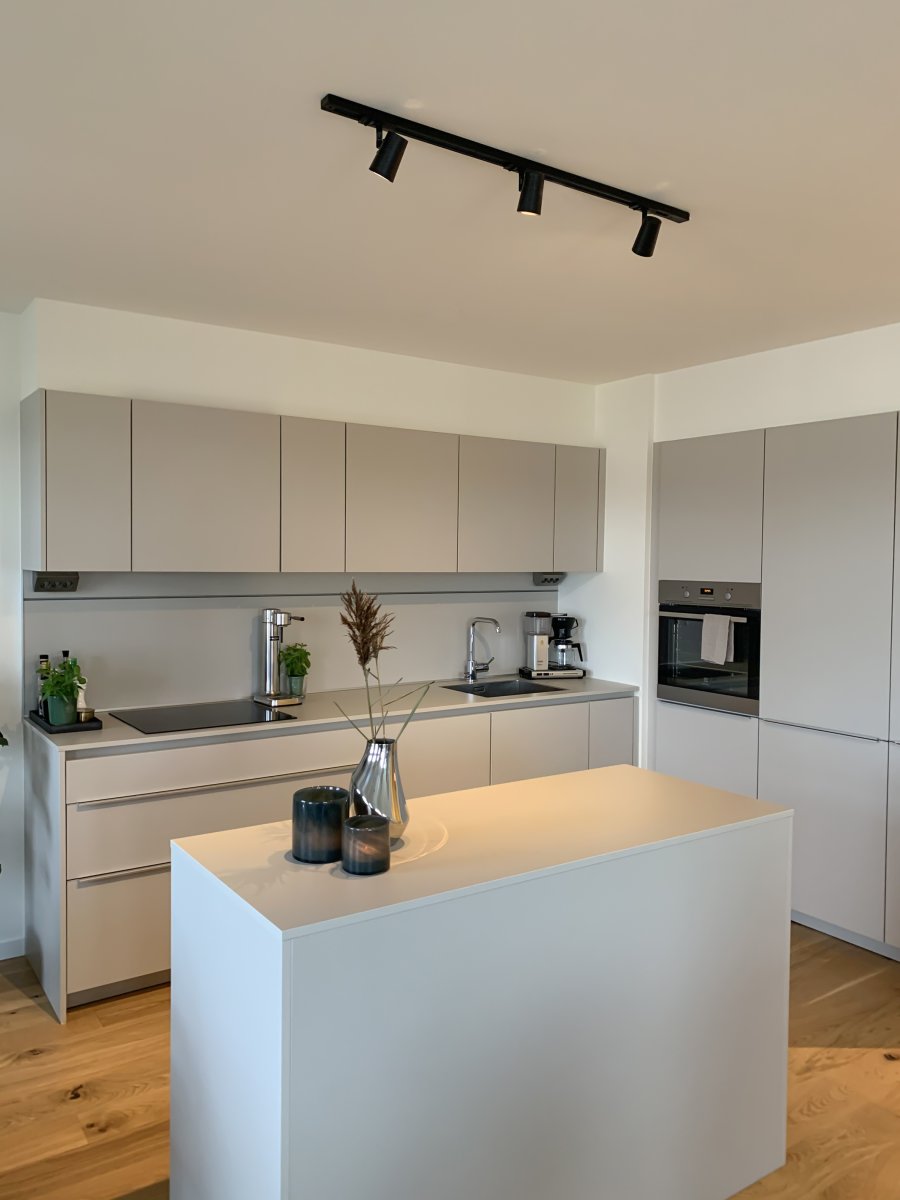 Cone 3-set Svart Fra Aneta Lighting - Et komplett sett med Anetas Trackline-skinne og spotlights.