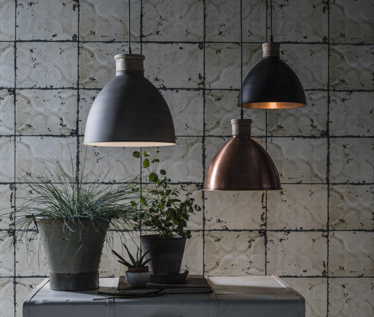 Roseville Ø42 Svart Taklampe Fra PR Home - Lampen er laget av metall med dekorative detaljer i en trefinish som skaper en varm og balansert følelse.