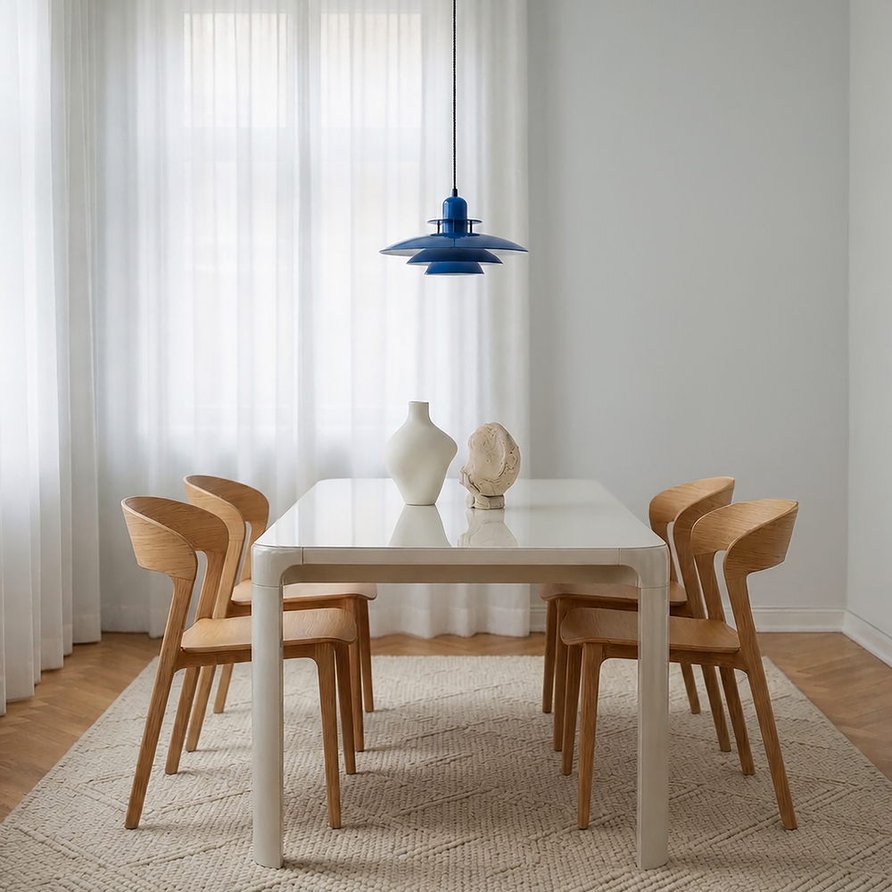 Primus I Ø43 Blå Taklampe Fra Belid - Det ikoniske designet stammer fra 1980-tallet og kjennetegnes av sine karakteristiske skjermer som gir et behagelig og blendfritt lys.