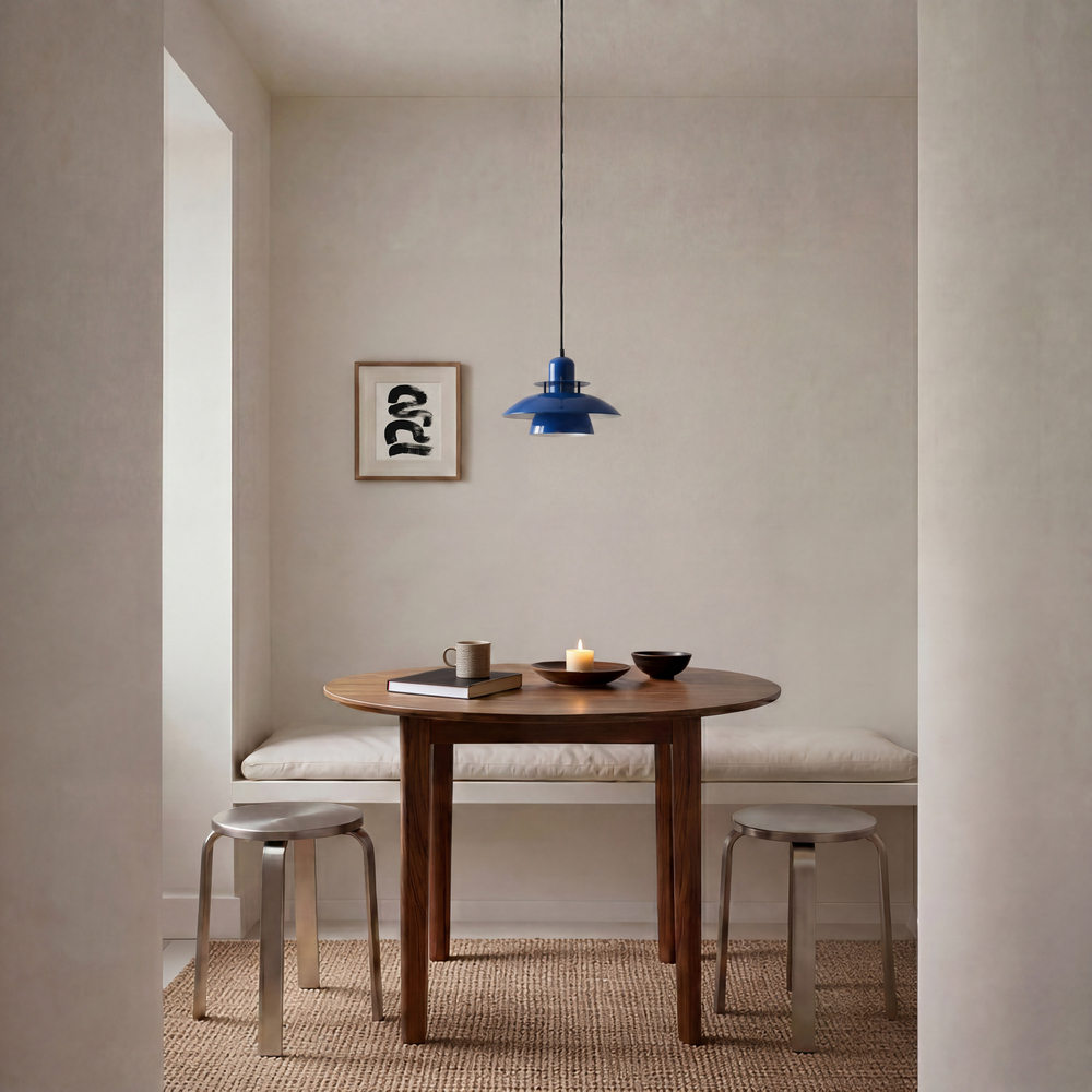 Primus IV Ø28 Blå Taklampe Fra Belid - Det ikoniske designet stammer fra 1980-tallet og kjennetegnes av sine karakteristiske skjermer som gir et behagelig og blendfritt lys.