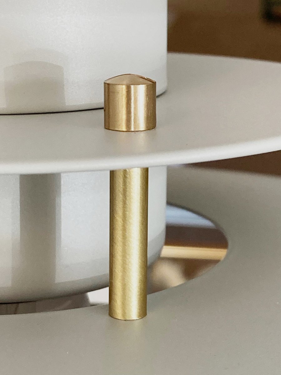 Primus II Ø43 Sand/messing Taklampe Fra Belid - Primus er en popul&aelig;r kj&oslash;kkenpendel med et tidl&oslash;st design som har blitt tilpasset trender gjennom &aring;rene.