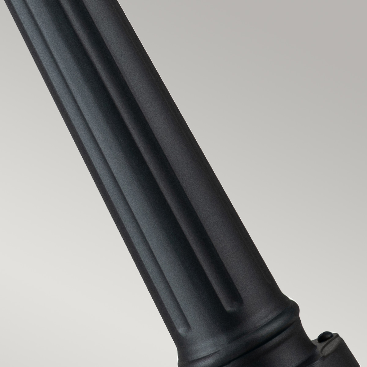 Alford Place 110cm Svart pullerter Fra Elstead Lighting - Alford Place &auml;r en stilren och klassisk pollare som ger din entr&eacute; eller tr&auml;dg&aring;rd en elegant touch.