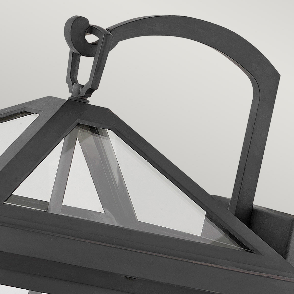 Alford Place 54cm Svart utendørslampe Fra Elstead Lighting - Alford Place &auml;r en klassisk och elegant fasadlampa som kombinerar tidl&ouml;s design med h&ouml;g kvalitet.