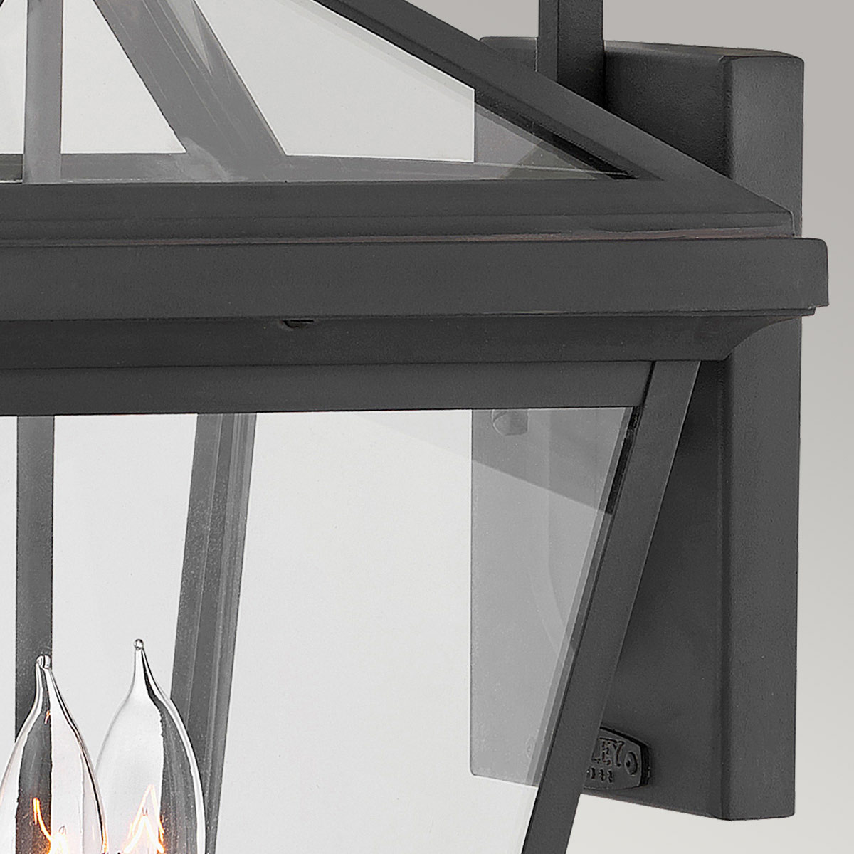 Alford Place 54cm Svart utendørslampe Fra Elstead Lighting - Alford Place &auml;r en klassisk och elegant fasadlampa som kombinerar tidl&ouml;s design med h&ouml;g kvalitet.