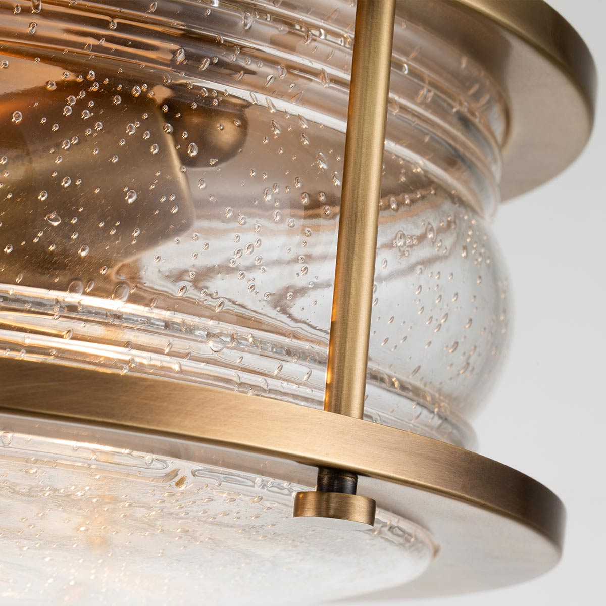 Ashland Bay Ø30 Messing baderomslampe Fra Elstead Lighting - Laget av stål og glass, tilbyr den en luksuriøs messingfinish og plass til to.