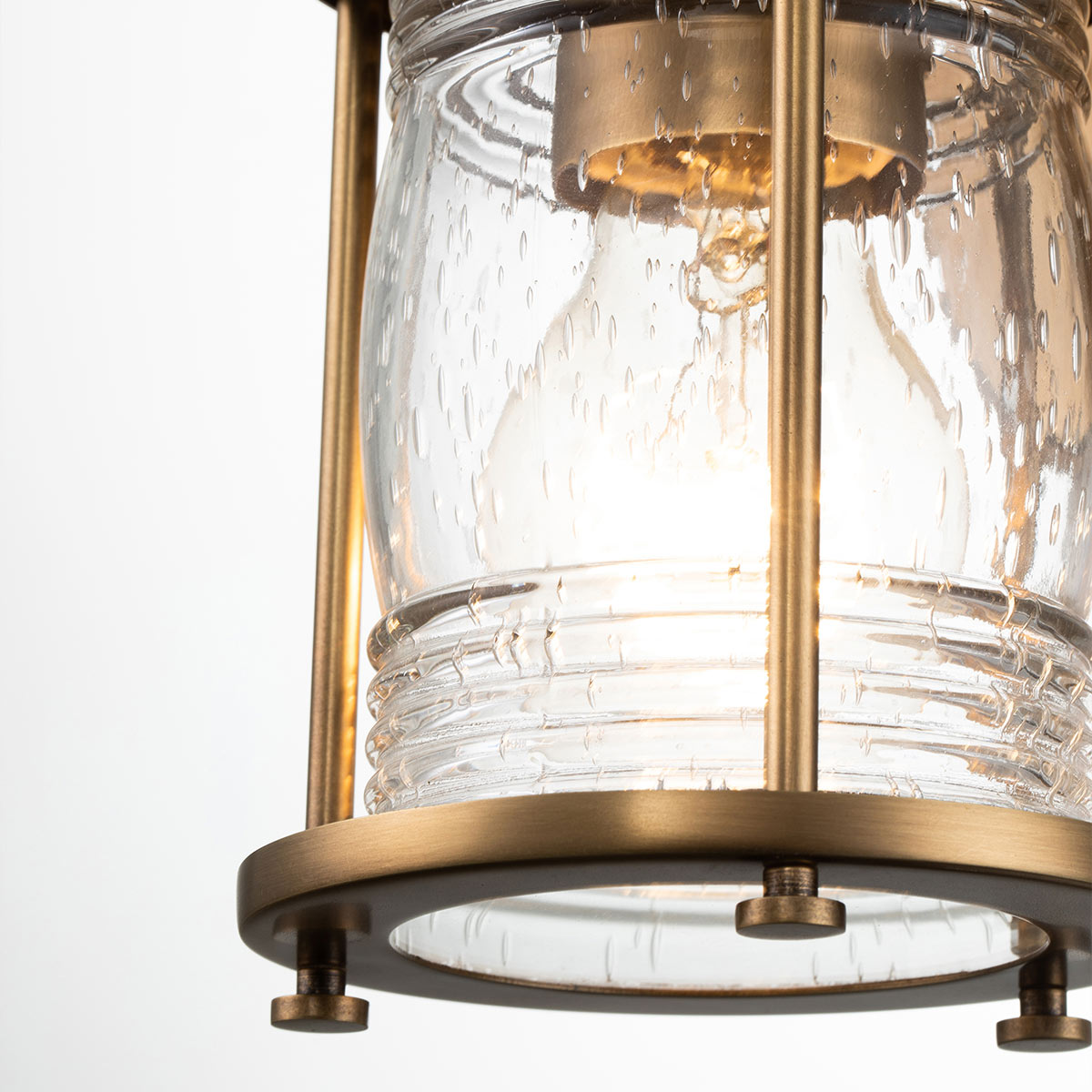 Ashland Bay 20cm Messing baderomslampe Fra Elstead Lighting - Laget av stål og glass, tilbyr den en luksuriøs messingfinish og vakkert teksturert glass som sprer lyset.