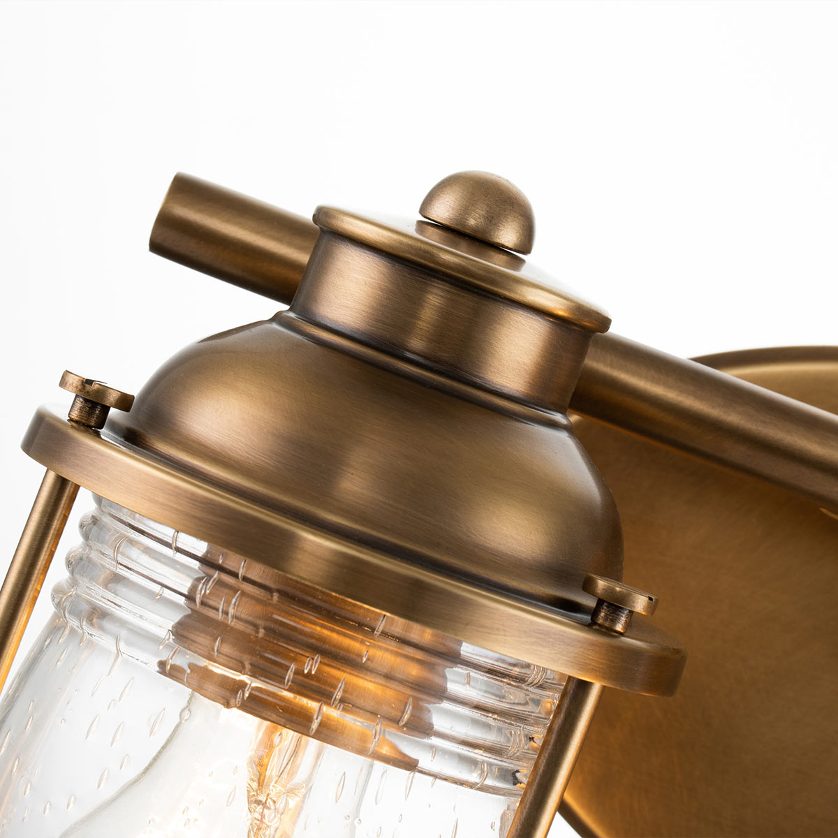 Ashland Bay 36cm Messing baderomslampe Fra Elstead Lighting - Laget av stål og glass, tilbyr den en luksuriøs messingfinish og to vakkert strukturerte glass som sprer lyset på en behagelig måte.