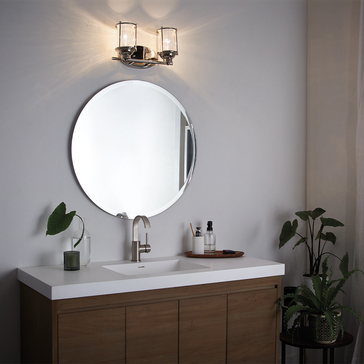 Ashland Bay 36cm Krom baderomslampe Fra Elstead Lighting - Laget av stål og glass, tilbyr den en luksuriøs polert kromfinish og to vakkert strukturerte glass som sprer lyset på en behagelig måte.