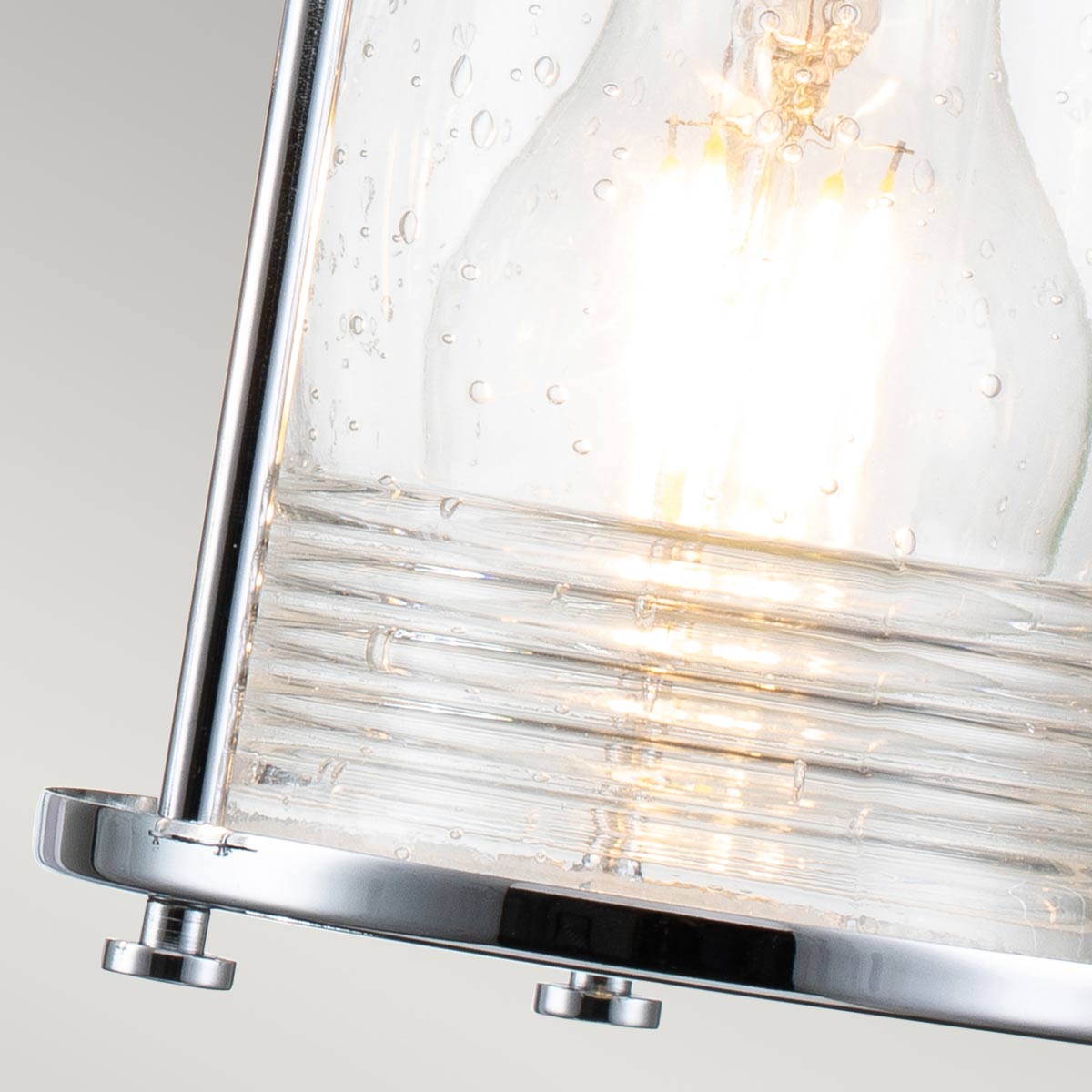 Ashland Bay 60cm Krom baderomslampe Fra Elstead Lighting - Laget av stål og glass, tilbyr den en luksuriøs polert kromfinish og tre vakkert teksturerte glass som sprer lyset.