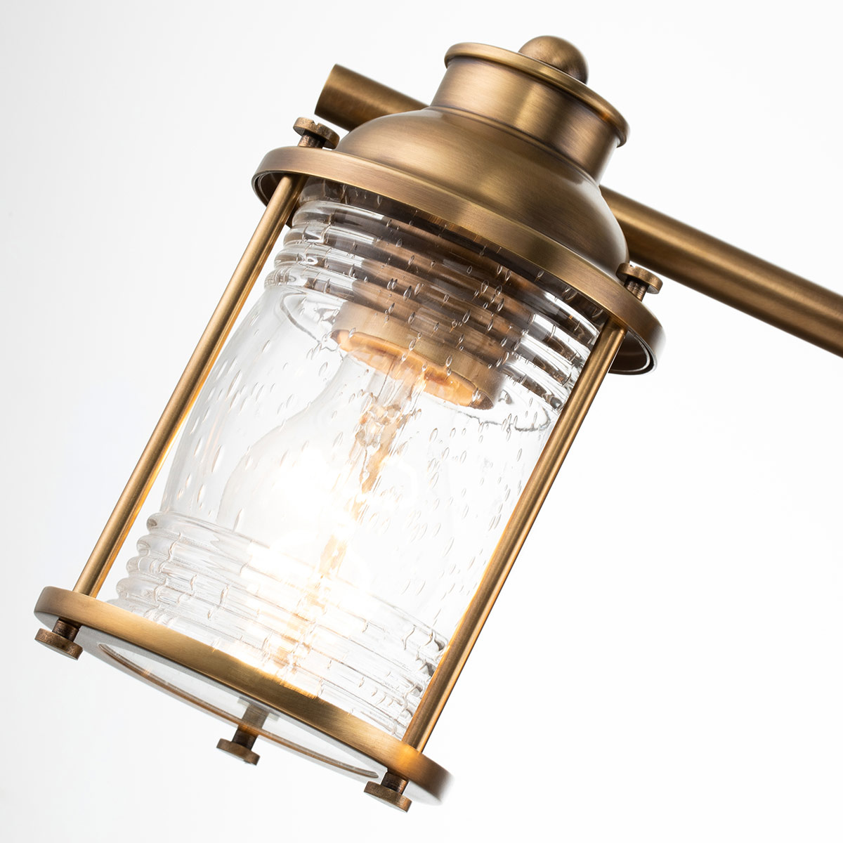 Ashland Bay 85cm Messing baderomslampe Fra Elstead Lighting - Laget av stål og glass, tilbyr den en luksuriøs messingfinish og fire vakkert teksturerte glass som sprer lyset.