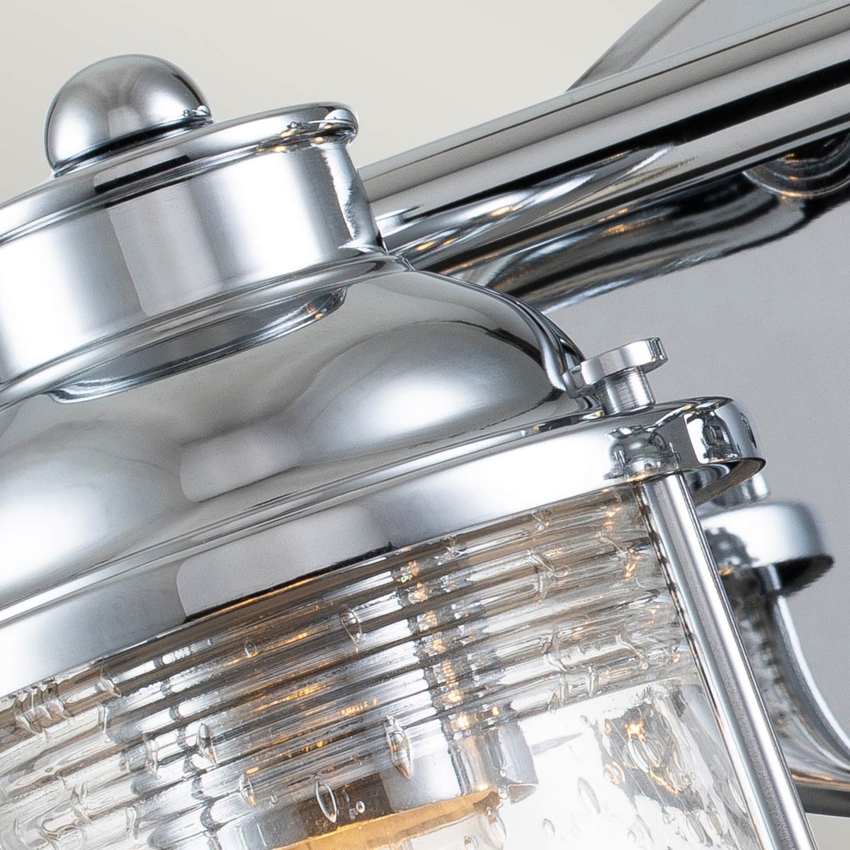 Ashland Bay 85cm Krom baderomslampe Fra Elstead Lighting - Laget av stål og glass, tilbyr den en luksuriøs polert kromfinish og fire vakkert teksturerte glass som sprer lyset.