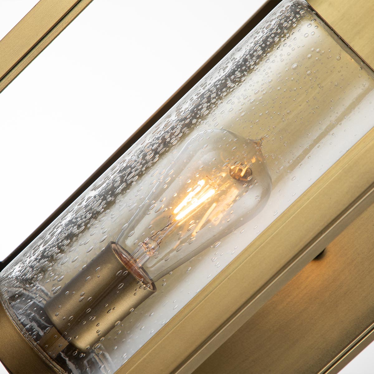 Atwater 52cm Messing utendørslampe Fra Elstead Lighting - Med IP44-klassning &auml;r Atwater skyddad mot fukt och v&auml;derp&aring;verkan, vilket g&ouml;r den till en elegant och l&aring;ngvarig l&ouml;sning f&ouml;r entr&eacute;er, uteplatser och tr&auml;dg&aring;rdsmilj&ouml;er.