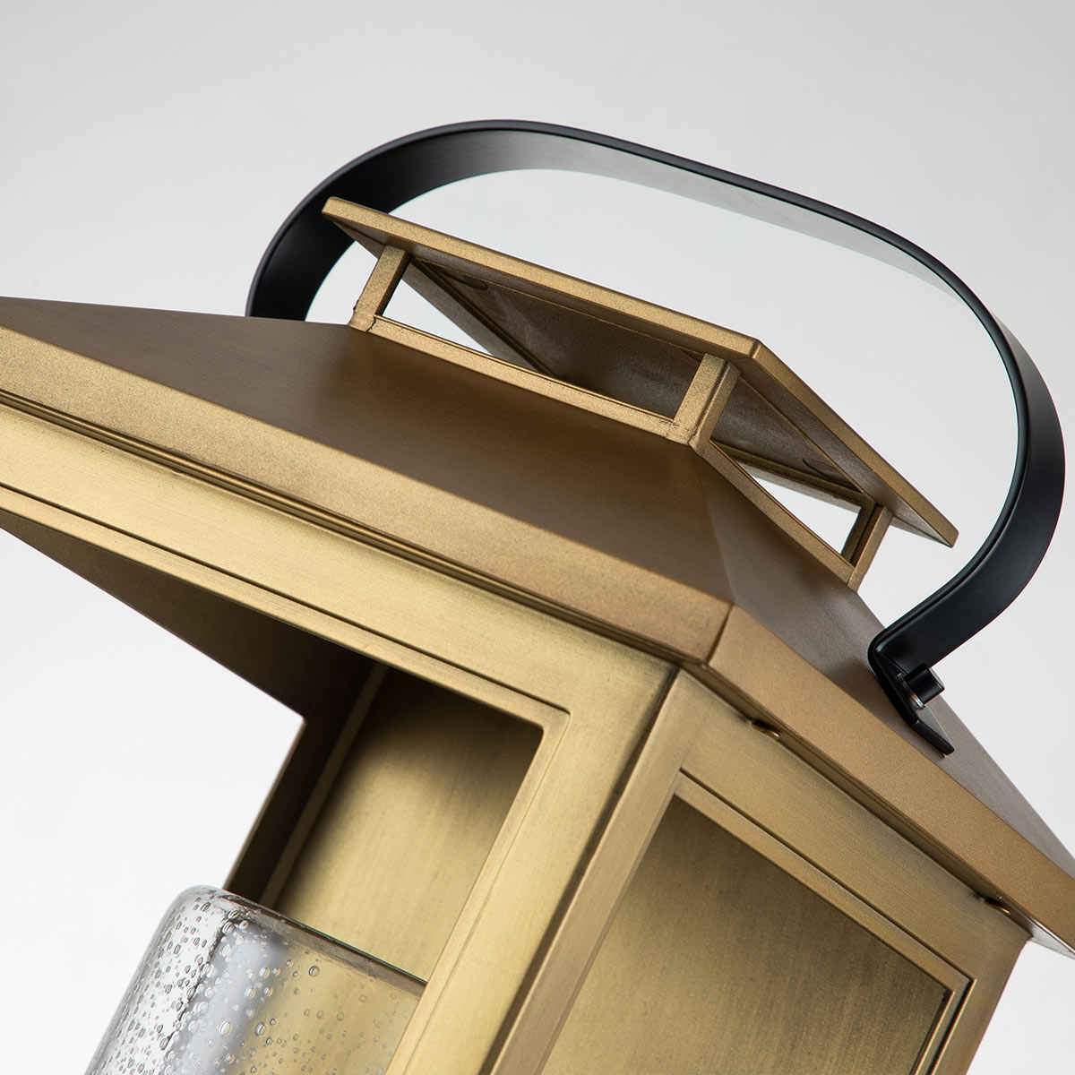 Atwater 52cm Messing utendørslampe Fra Elstead Lighting - Med IP44-klassning &auml;r Atwater skyddad mot fukt och v&auml;derp&aring;verkan, vilket g&ouml;r den till en elegant och l&aring;ngvarig l&ouml;sning f&ouml;r entr&eacute;er, uteplatser och tr&auml;dg&aring;rdsmilj&ouml;er.