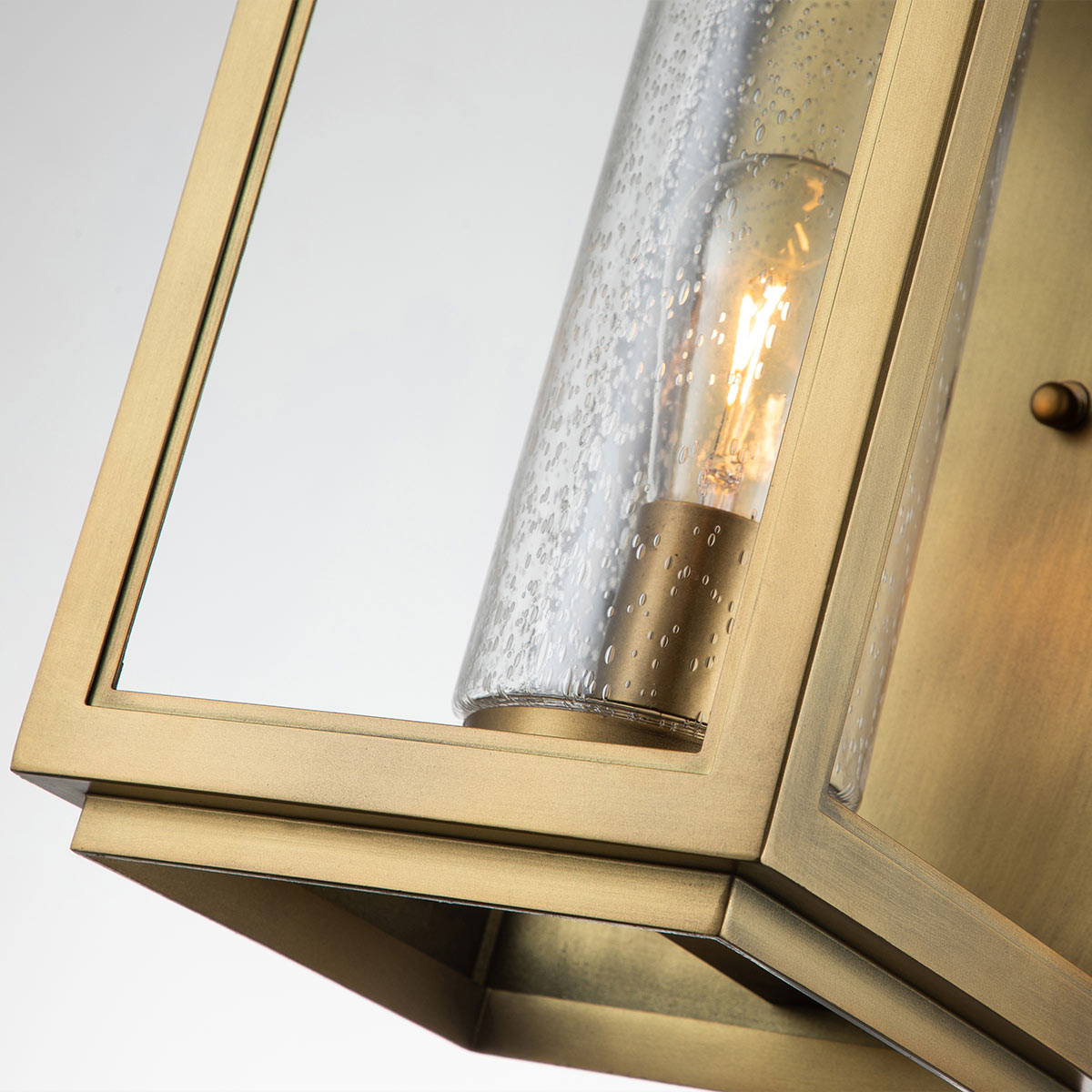 Atwater 52cm Messing utendørslampe Fra Elstead Lighting - Med IP44-klassning &auml;r Atwater skyddad mot fukt och v&auml;derp&aring;verkan, vilket g&ouml;r den till en elegant och l&aring;ngvarig l&ouml;sning f&ouml;r entr&eacute;er, uteplatser och tr&auml;dg&aring;rdsmilj&ouml;er.