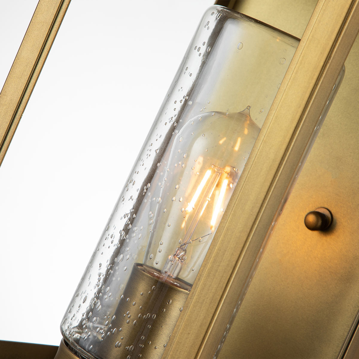 Atwater 45cm Messing utendørslampe Fra Elstead Lighting - Med IP44-klassning &auml;r Atwater skyddad mot fukt och v&auml;derp&aring;verkan, vilket g&ouml;r den till en elegant och l&aring;ngvarig l&ouml;sning f&ouml;r entr&eacute;er, uteplatser och tr&auml;dg&aring;rdsmilj&ouml;er.