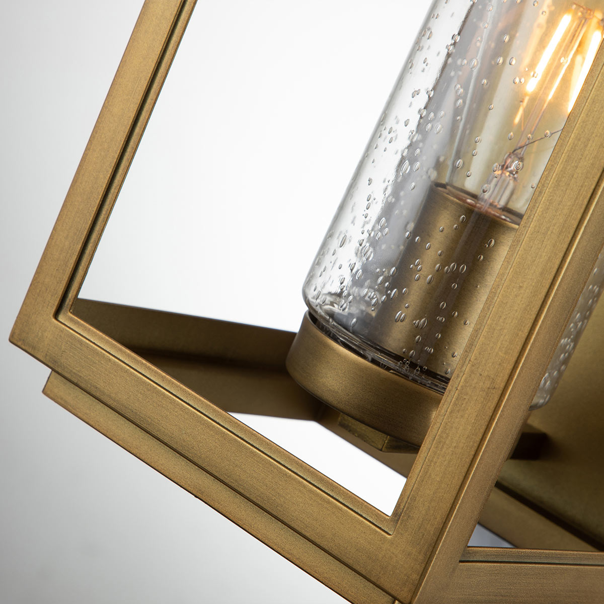 Atwater 45cm Messing utendørslampe Fra Elstead Lighting - Med IP44-klassning &auml;r Atwater skyddad mot fukt och v&auml;derp&aring;verkan, vilket g&ouml;r den till en elegant och l&aring;ngvarig l&ouml;sning f&ouml;r entr&eacute;er, uteplatser och tr&auml;dg&aring;rdsmilj&ouml;er.