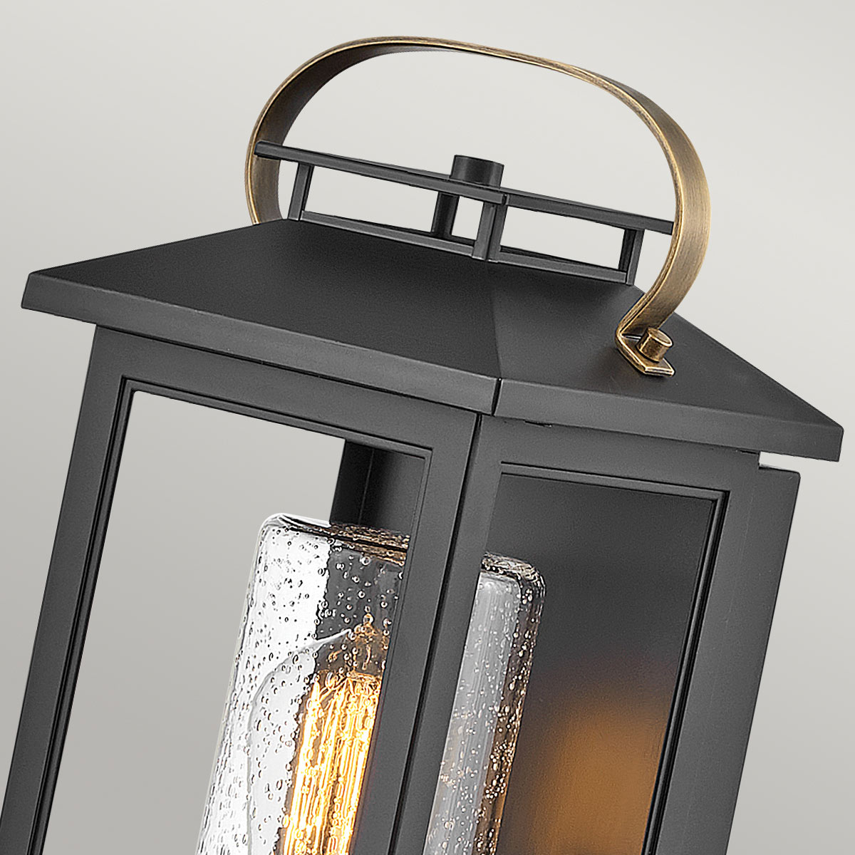 Atwater 35cm Svart utendørslampe Fra Elstead Lighting - Med IP44-klassning &auml;r Atwater skyddad mot fukt och v&auml;derp&aring;verkan, vilket g&ouml;r den till en elegant och l&aring;ngvarig l&ouml;sning f&ouml;r entr&eacute;er, uteplatser och tr&auml;dg&aring;rdsmilj&ouml;er.