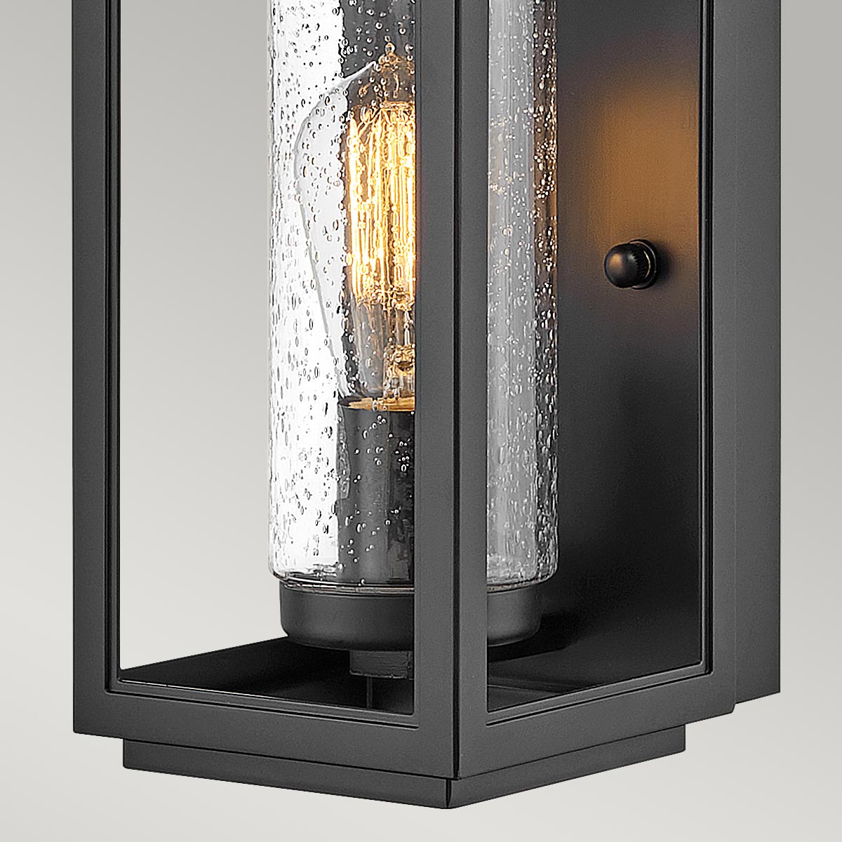 Atwater 35cm Svart utendørslampe Fra Elstead Lighting - Med IP44-klassning &auml;r Atwater skyddad mot fukt och v&auml;derp&aring;verkan, vilket g&ouml;r den till en elegant och l&aring;ngvarig l&ouml;sning f&ouml;r entr&eacute;er, uteplatser och tr&auml;dg&aring;rdsmilj&ouml;er.