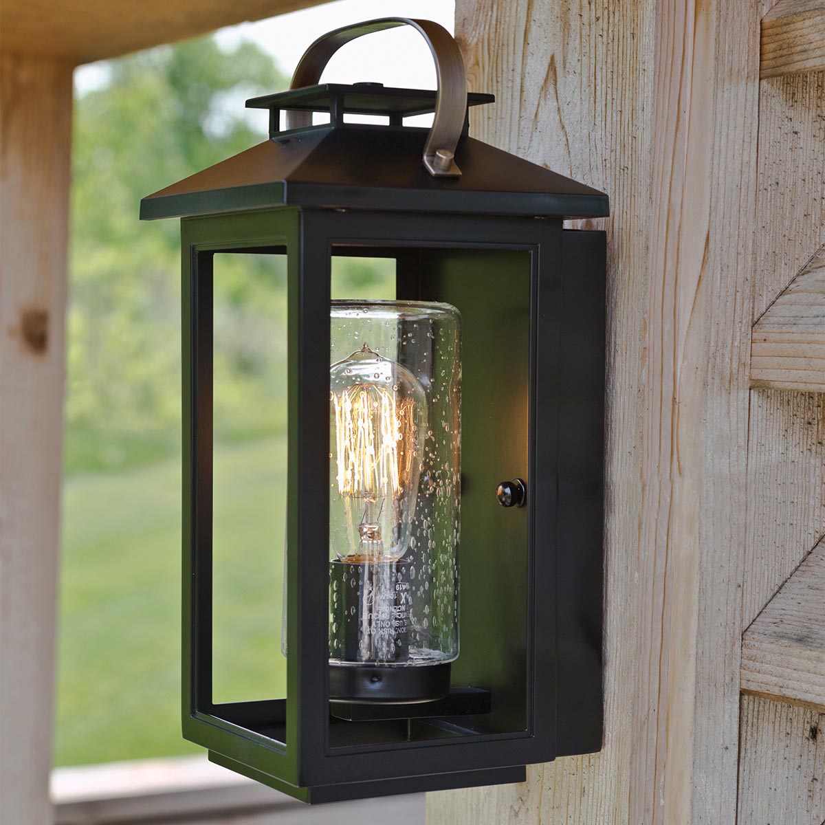 Atwater 35cm Svart utendørslampe Fra Elstead Lighting - Med IP44-klassning &auml;r Atwater skyddad mot fukt och v&auml;derp&aring;verkan, vilket g&ouml;r den till en elegant och l&aring;ngvarig l&ouml;sning f&ouml;r entr&eacute;er, uteplatser och tr&auml;dg&aring;rdsmilj&ouml;er.
