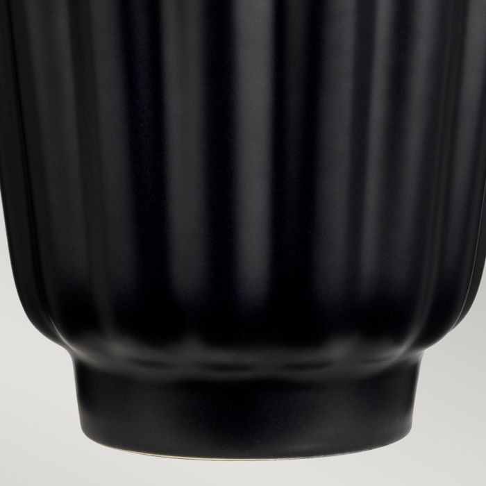 Bexley 56cm Svart bordlampe Fra Elstead Lighting - Den levereras med en avsmalnande lampsk&auml;rm i svart konstsilke med en m&auml;ssingf&auml;rgad insida, handgjord i Storbritannien.