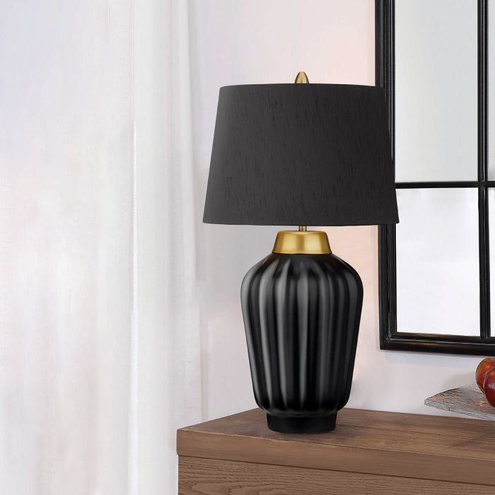 Bexley 56cm Svart bordlampe Fra Elstead Lighting - Den levereras med en avsmalnande lampsk&auml;rm i svart konstsilke med en m&auml;ssingf&auml;rgad insida, handgjord i Storbritannien.