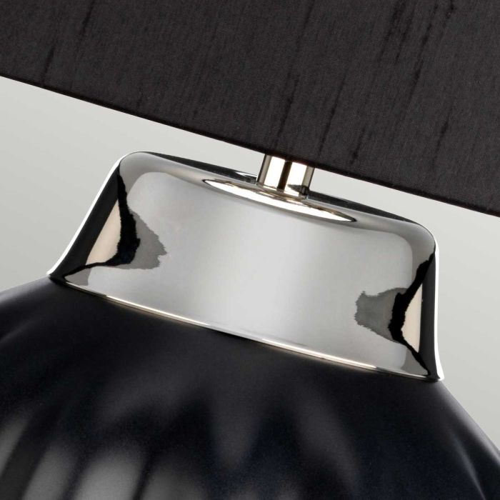 Bexley 56cm Svart bordlampe Fra Elstead Lighting - Den levereras med en avsmalnande lampsk&auml;rm i svart konstsilke med en silverlaminerad insida, handgjord i Storbritannien.