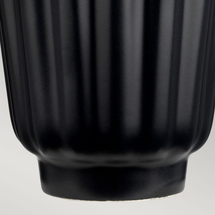 Bexley 56cm Svart bordlampe Fra Elstead Lighting - Den levereras med en avsmalnande lampsk&auml;rm i svart konstsilke med en silverlaminerad insida, handgjord i Storbritannien.