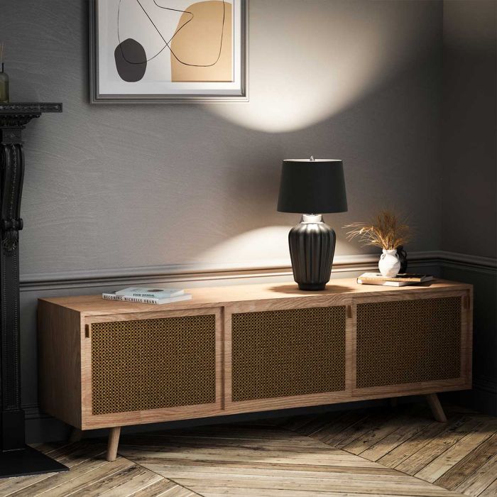 Bexley 56cm Svart bordlampe Fra Elstead Lighting - Den levereras med en avsmalnande lampsk&auml;rm i svart konstsilke med en silverlaminerad insida, handgjord i Storbritannien.