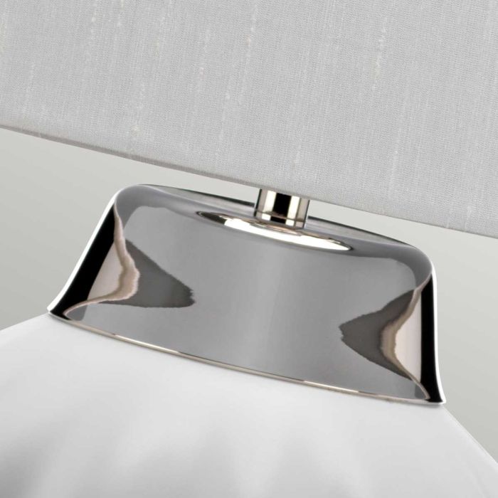Bexley 56cm Hvit bordlampe Fra Elstead Lighting - Den levereras med en avsmalnande lampsk&auml;rm i ljus elfenbensf&auml;rgad konstsilke med en silverlaminerad insida, handgjord i Storbritannien.