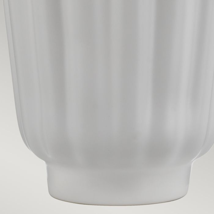 Bexley 56cm Hvit bordlampe Fra Elstead Lighting - Den levereras med en avsmalnande lampsk&auml;rm i ljus elfenbensf&auml;rgad konstsilke med en silverlaminerad insida, handgjord i Storbritannien.