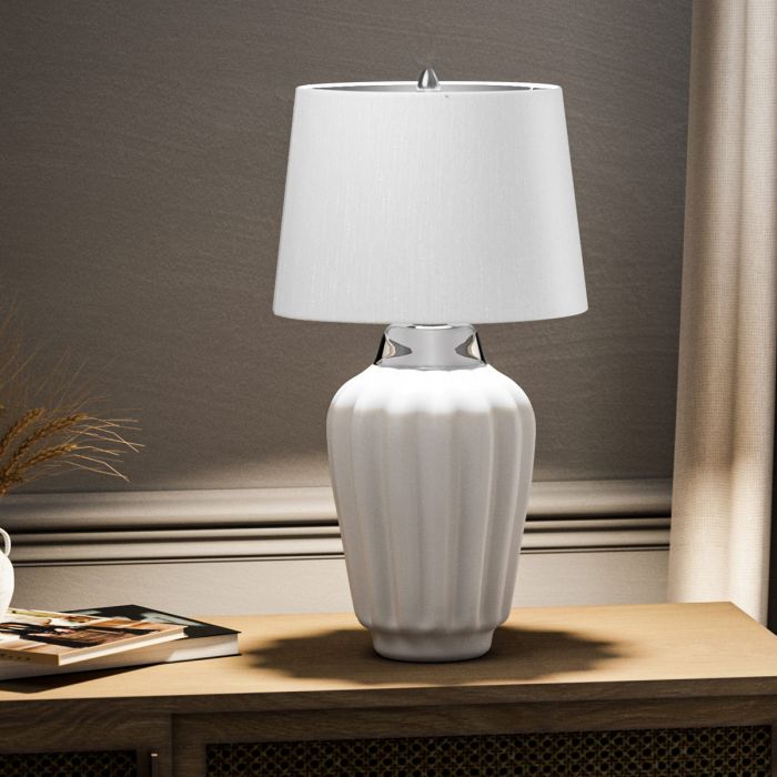 Bexley 56cm Hvit bordlampe Fra Elstead Lighting - Den levereras med en avsmalnande lampsk&auml;rm i ljus elfenbensf&auml;rgad konstsilke med en silverlaminerad insida, handgjord i Storbritannien.