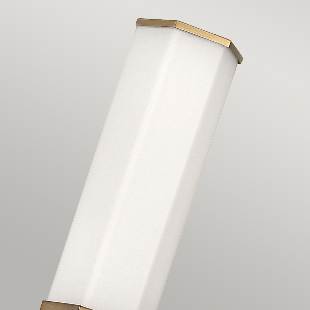 Facet 35cm Antikk messing baderomslampe Fra Elstead Lighting - Facet er en moderne og stilig baderomslampe som kombinerer funksjon og estetikk.