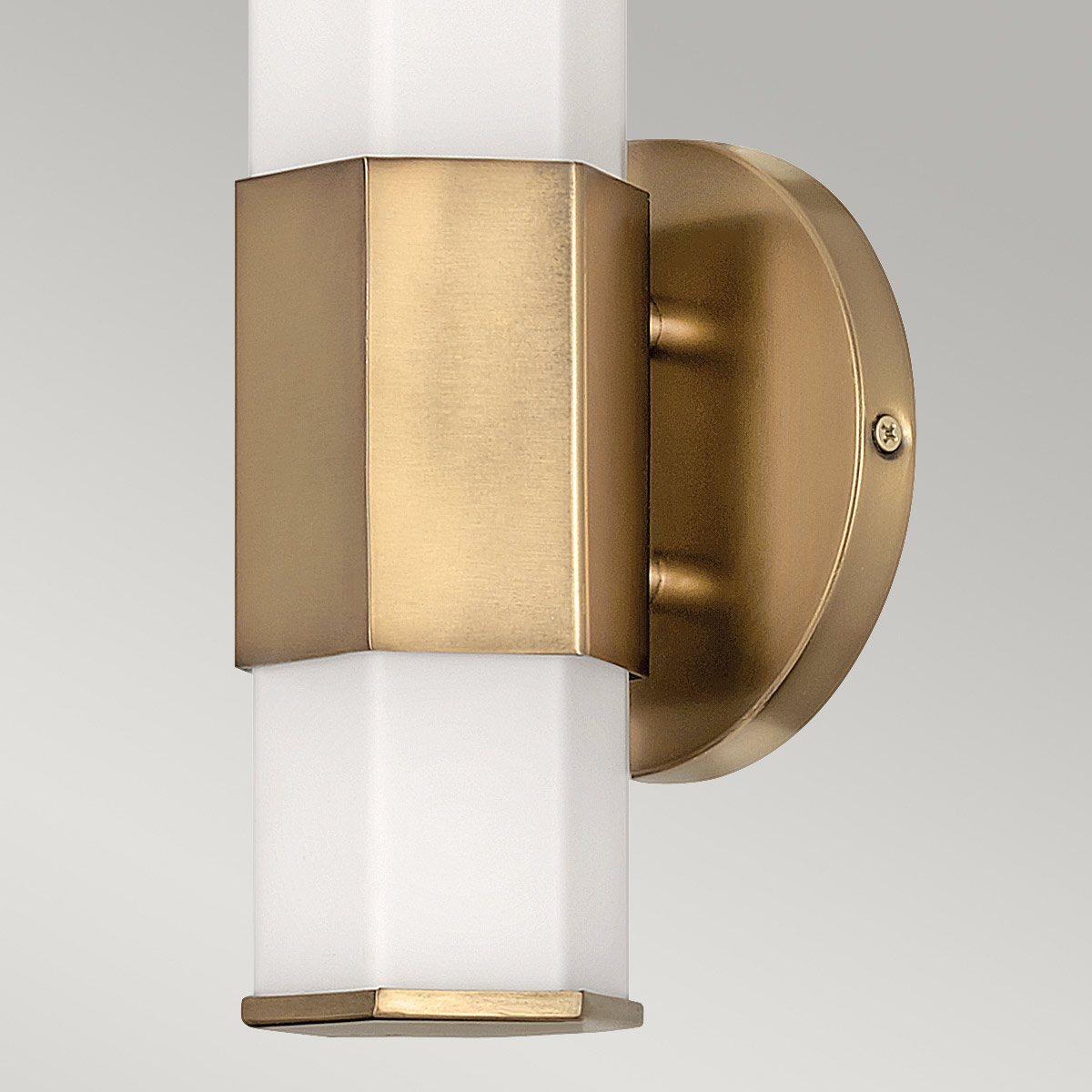 Facet 35cm Antikk messing baderomslampe Fra Elstead Lighting - Facet er en moderne og stilig baderomslampe som kombinerer funksjon og estetikk.