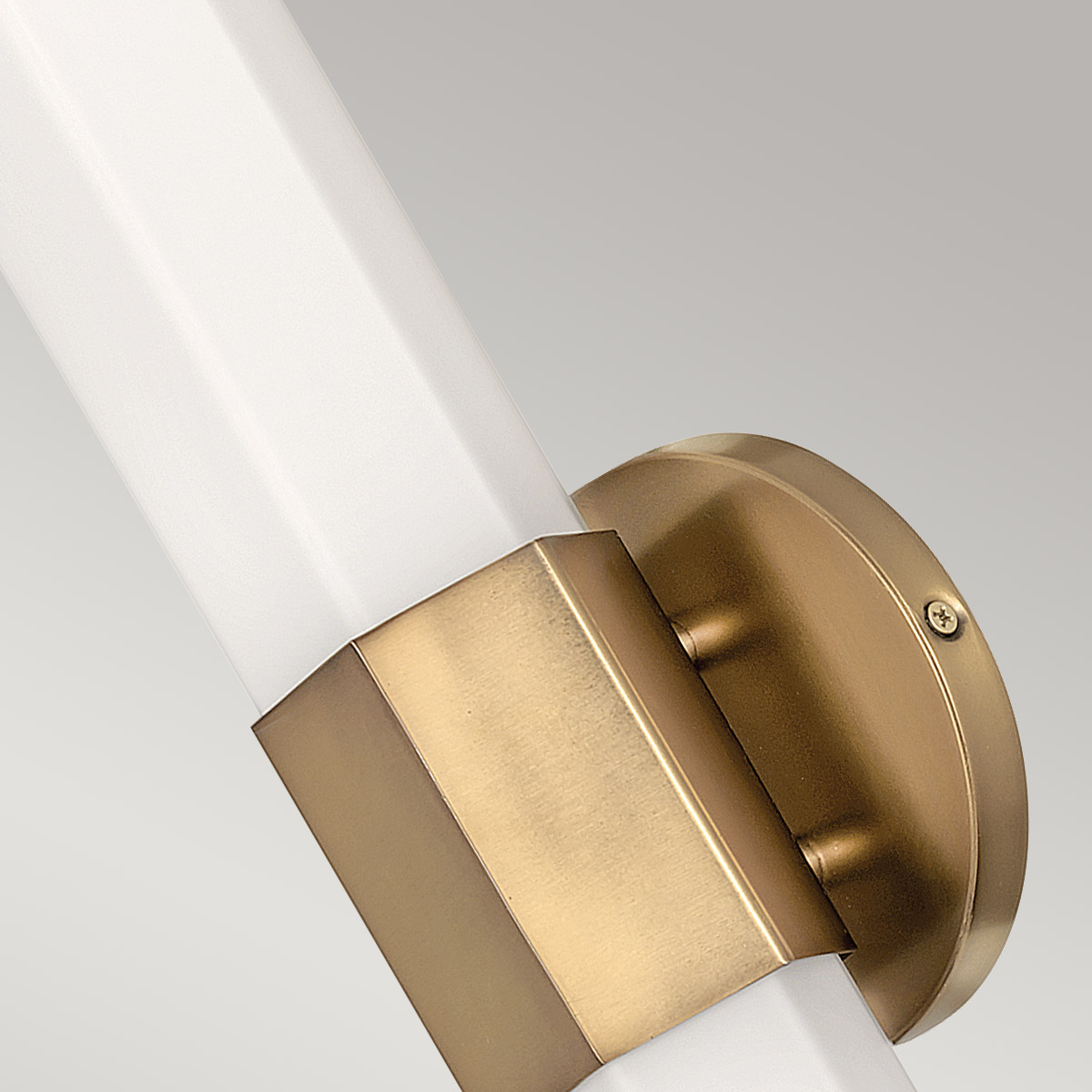 Facet 35cm Antikk messing baderomslampe Fra Elstead Lighting - Facet er en moderne og stilig baderomslampe som kombinerer funksjon og estetikk.